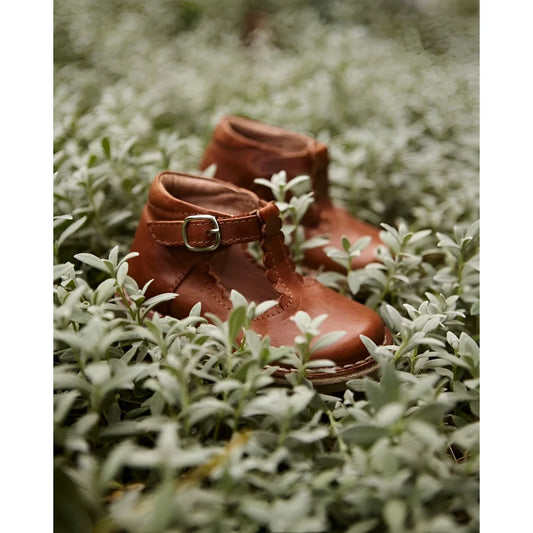 Braune Leder-Baby-Schuhe T-Bar Scallop Cognac mit Silber-Schnalle und Blumen-Naht