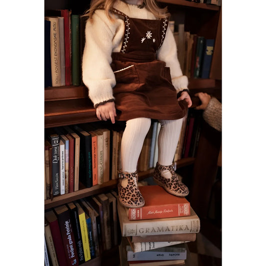 Kind im T-Bar Scallop Leopard von Petit Nord mit Blumen Kastanie