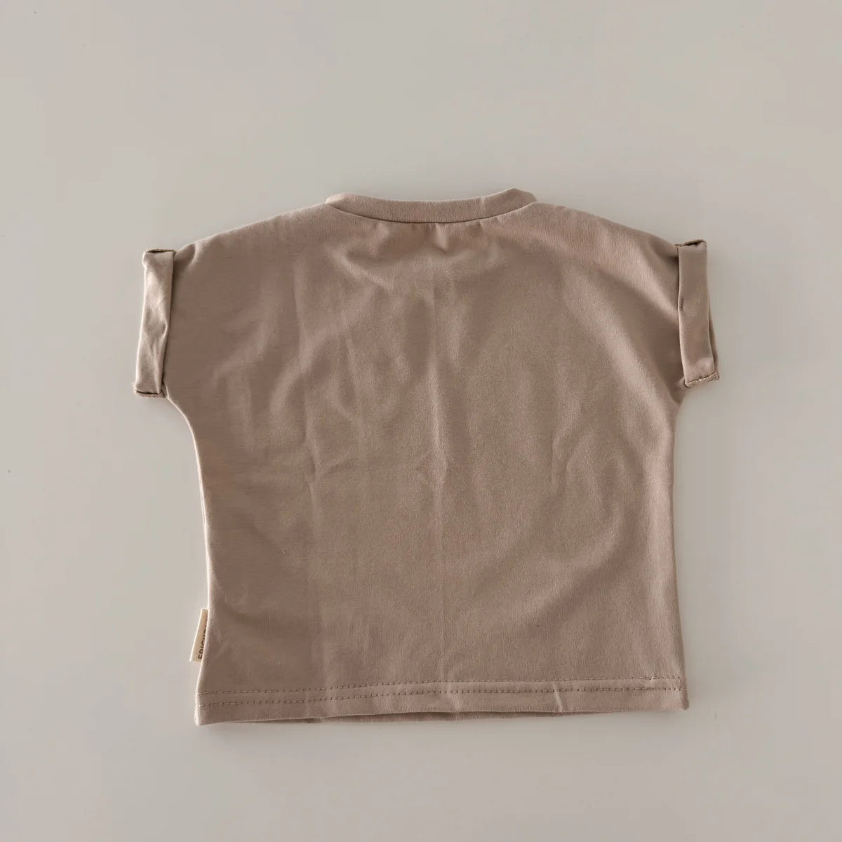 Beige Kurzarm-T-Shirt mit aufgerollten Ärmeln im Produkt T-Shirt beige