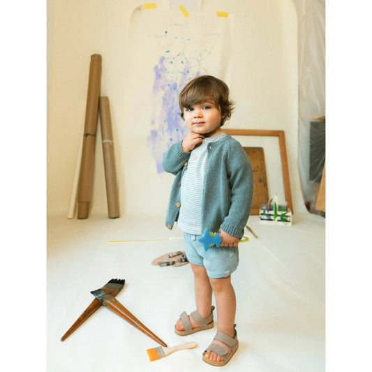 Kleinkind in blauer Strickjacke und Shorts, passend zum T-Shirt Gestreifte mint blue