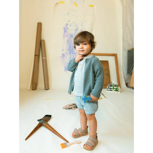 Kleinkind in blauer Strickjacke und Shorts, passend zum T-Shirt Gestreifte mint blue