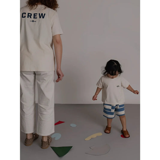 Creamfarbiges kurzarm t-shirt aus baumwolle mit navyblauem print crew auf der rückseite