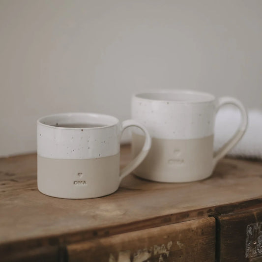 Zwei Tassen Oma 220ml mit zweifarbigem Design: gesprenkelter weißer Oberteil und glatter beiger Unterteil