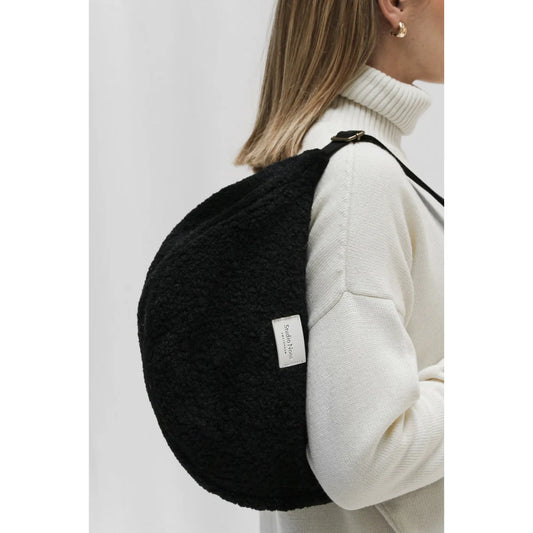 Schwarze, runde, strukturierte Schultertasche mit weißem Etikett für Teddy Adult Fanny Pack