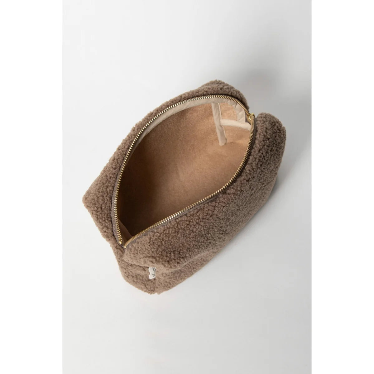 Fuzzy brauner Kosmetikbeutel mit offenem Reißverschluss von Teddy Chunky Necessaire