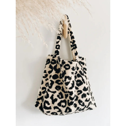 Flauschige Teddy Mom Bag mit schwarz-weißem Leopardenmuster von Holy Cow