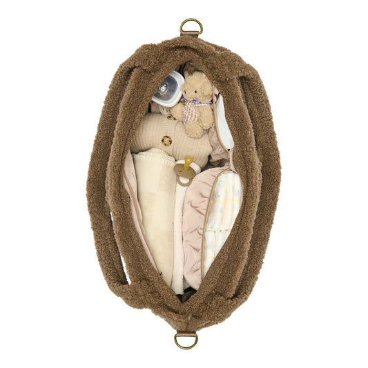 Plüschiger brauner Hase in einem gemütlichen ovalen Bett für Teddy Mom Wickeltasche