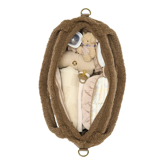 Plüschiger brauner Hase in einem gemütlichen ovalen Bett für Teddy Mom Wickeltasche