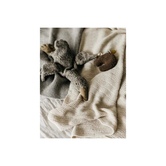 Koala schläft auf weichem, strukturiertem Stoff des Teddy Mond in Braun