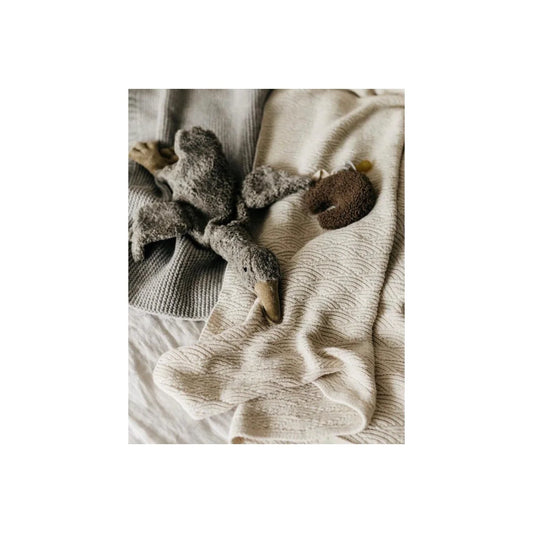 Koala schläft auf weichem, strukturiertem Stoff des Teddy Mond in Braun