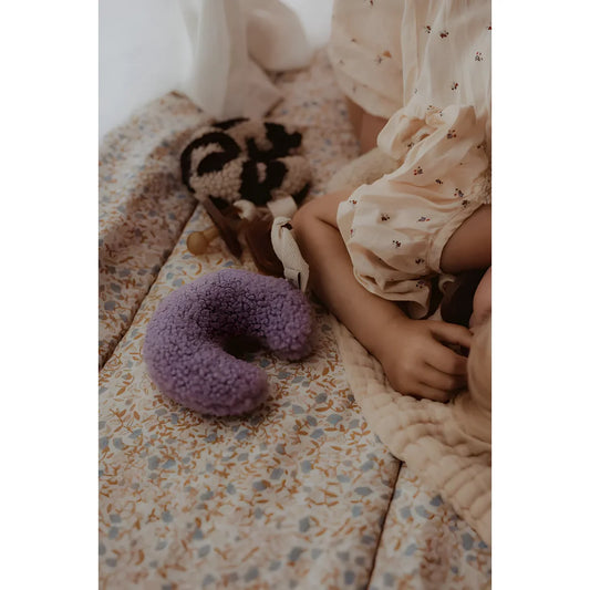 Fluffige lila Nackenkissen mit Halbmondform von Teddy Mond im Purple Rain Design