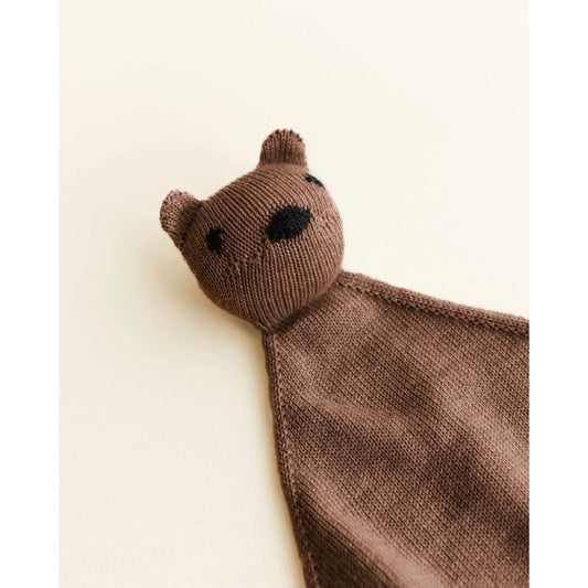 Brauner gestrickter Bären-Lovey mit Stickdetails für Teddy Tokki Mocha