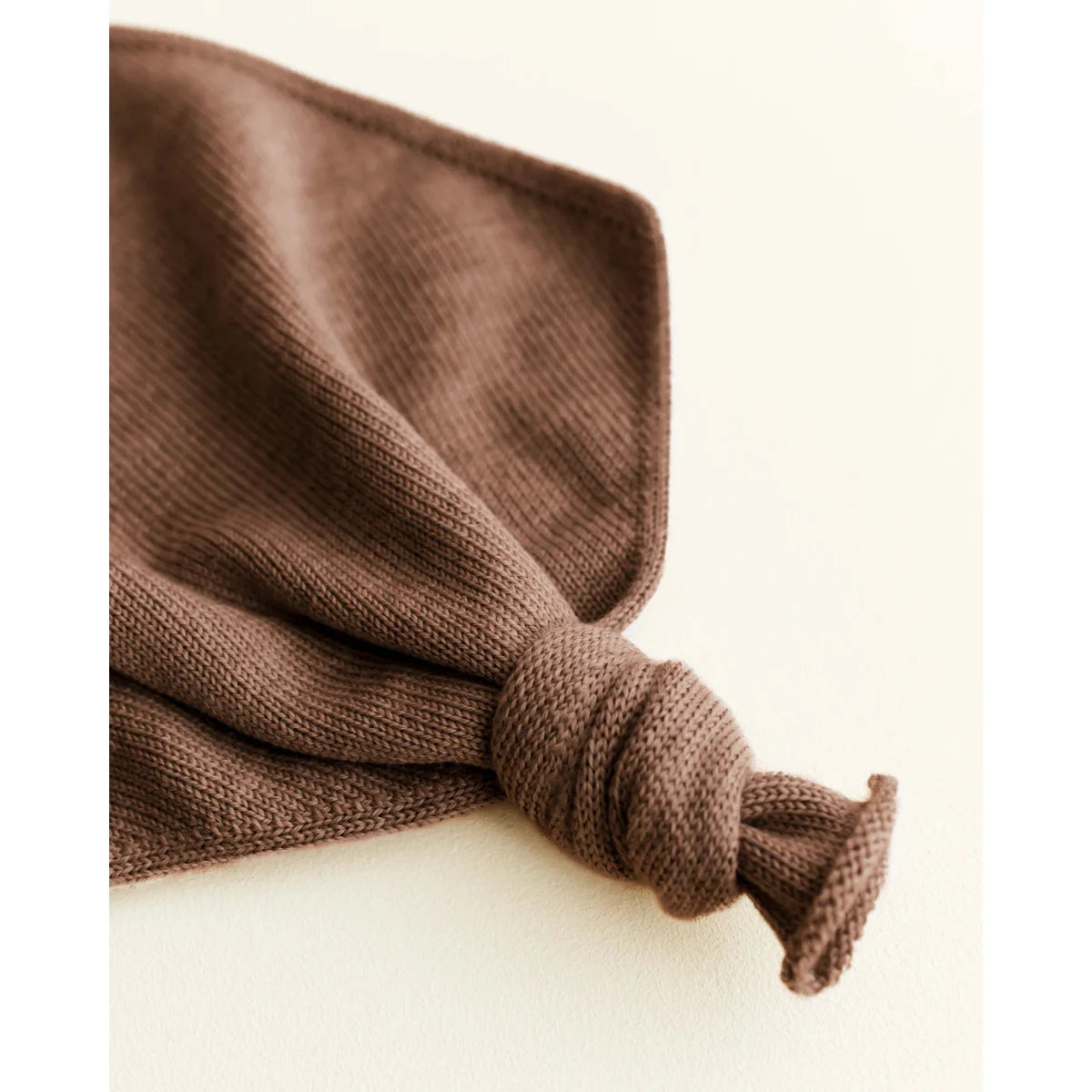 Schokoladenbrauner Ribbed Knit Stirnband mit Knoten-Detail aus Teddy Tokki Mocha