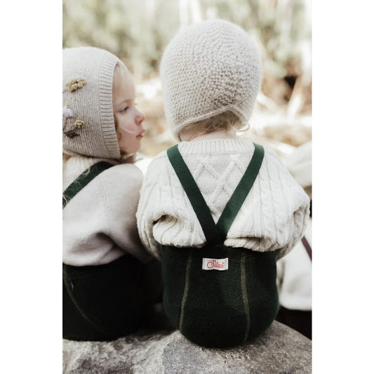 Zwei Kinder in Winterkleidung mit Teddy Warmy Strumpfhosen in Dunkelgrün