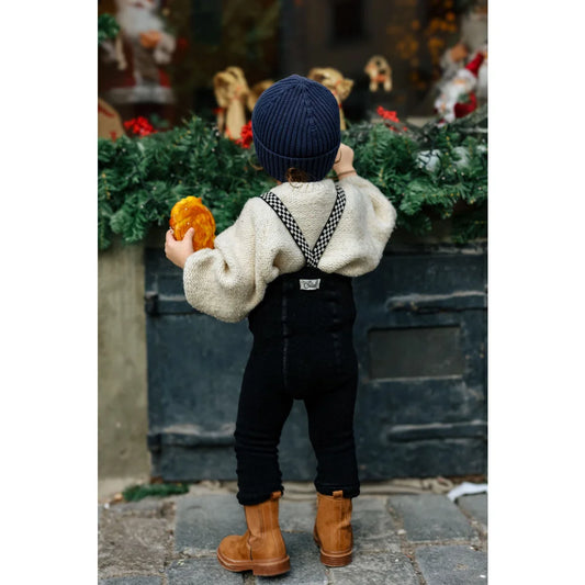 Kind in Latzhose und Stiefeln, getragen mit Teddy Warmy Fußlosen Strumpfhosen