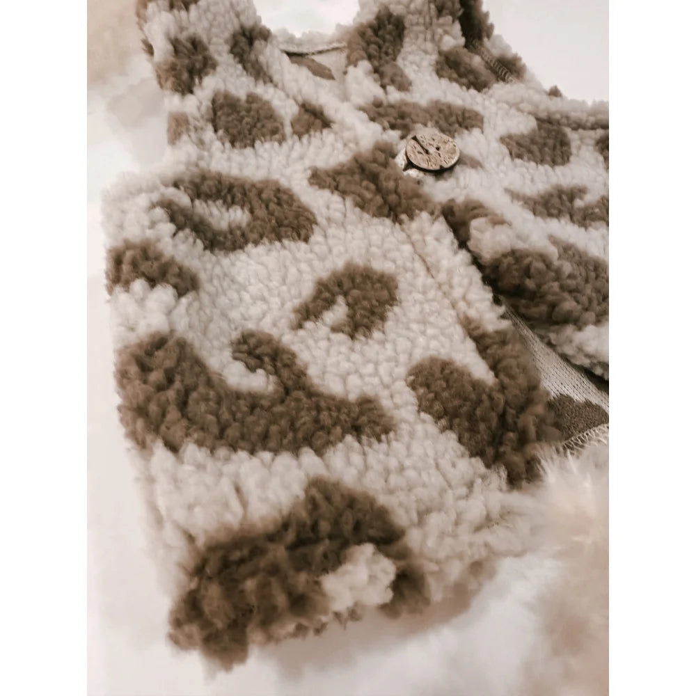 Leopard print Sherpa Weste in Hellbraun und Creme mit Holzknopf - Teddy Weste Leo