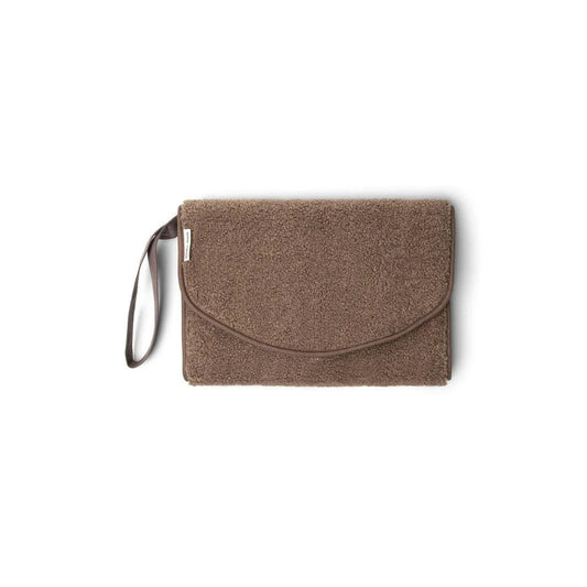 Braune Wildleder-Clutch mit Handgelenkriemen von Teddy Wickelunterlage