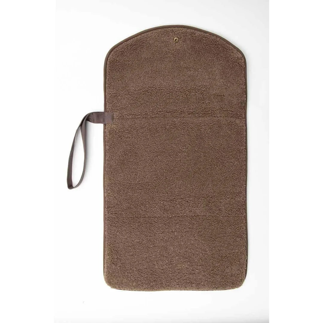 Braune Stoffgarmenttasche mit Griff für Teddy Wickelunterlage