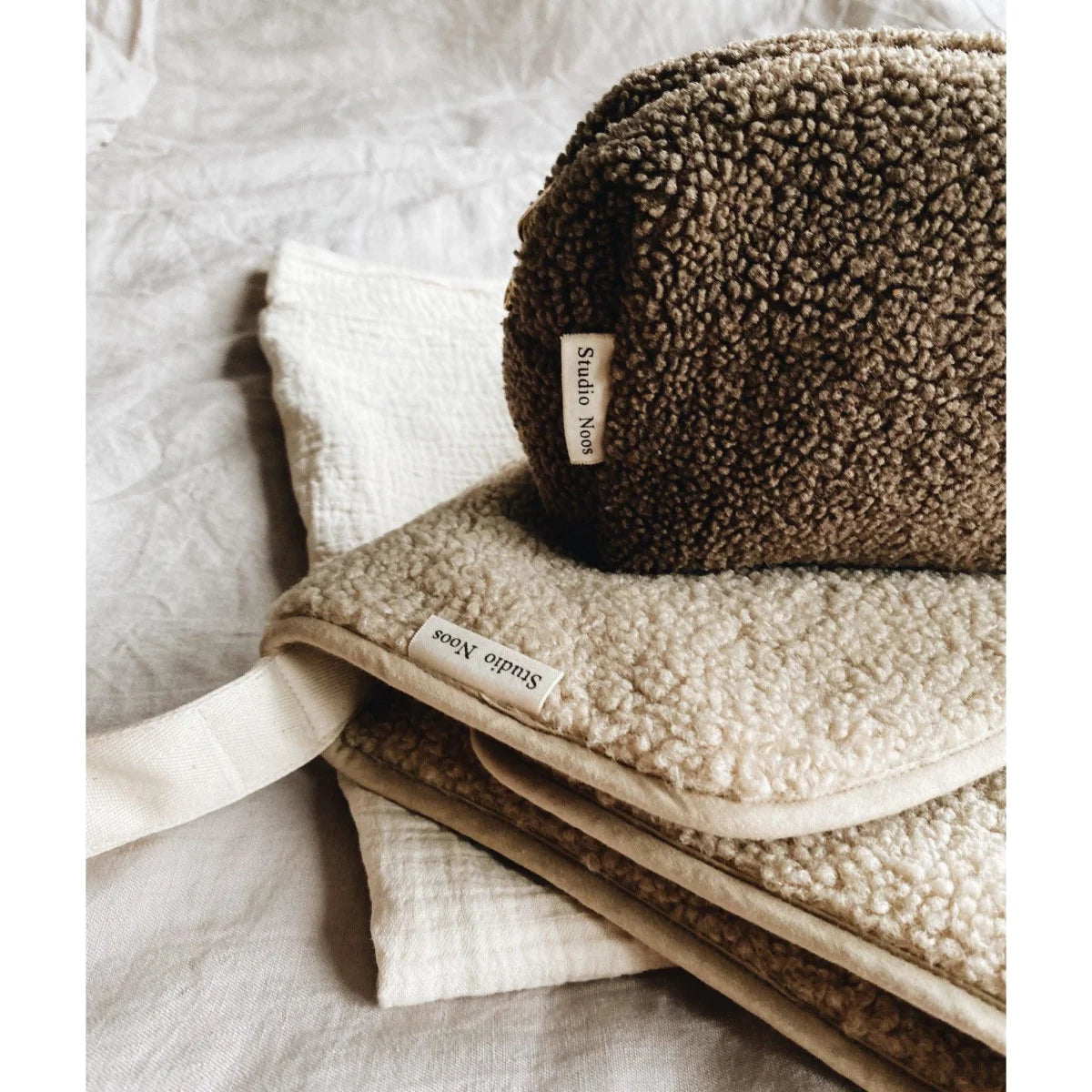 Fluffige, strukturierte Kosmetiktasche in Erdtönen, Teddy Wickelunterlage Ecru