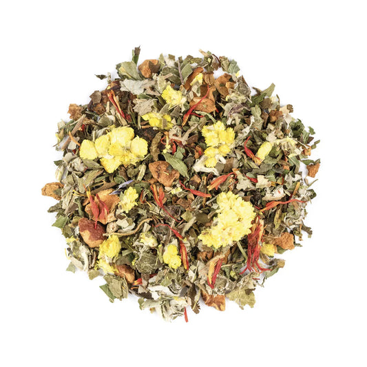 Kreisförmiger Haufen getrockneter Kräutertee mit gelben Blüten, grünen Blättern und braunen Fruchtstücken – Tee 5 Minuten Wohlfühlzeit 35g