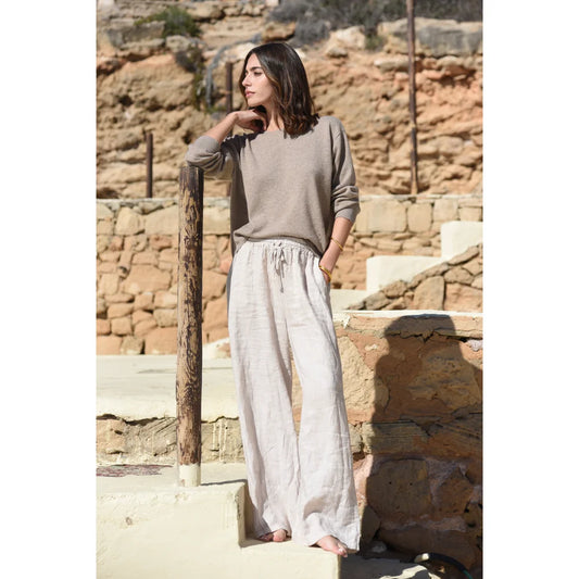 Frau trägt beiges Langarmshirt und helle weite Leinenhose im Rye Cashmere Cove Look