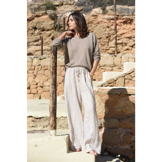 Frau trägt beiges Langarmshirt und helle weite Leinenhose im Rye Cashmere Cove Look