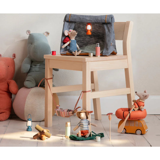 Holzstuhl mit Spielzeug und Spiellatz um die Thermoskanne und Tassen in Minze