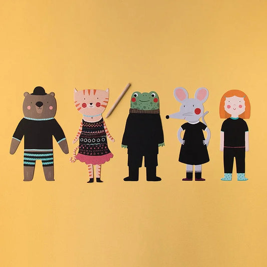 Fünf niedliche Cartoon-Tiercharaktere in lässiger Kleidung stehen in Reihe