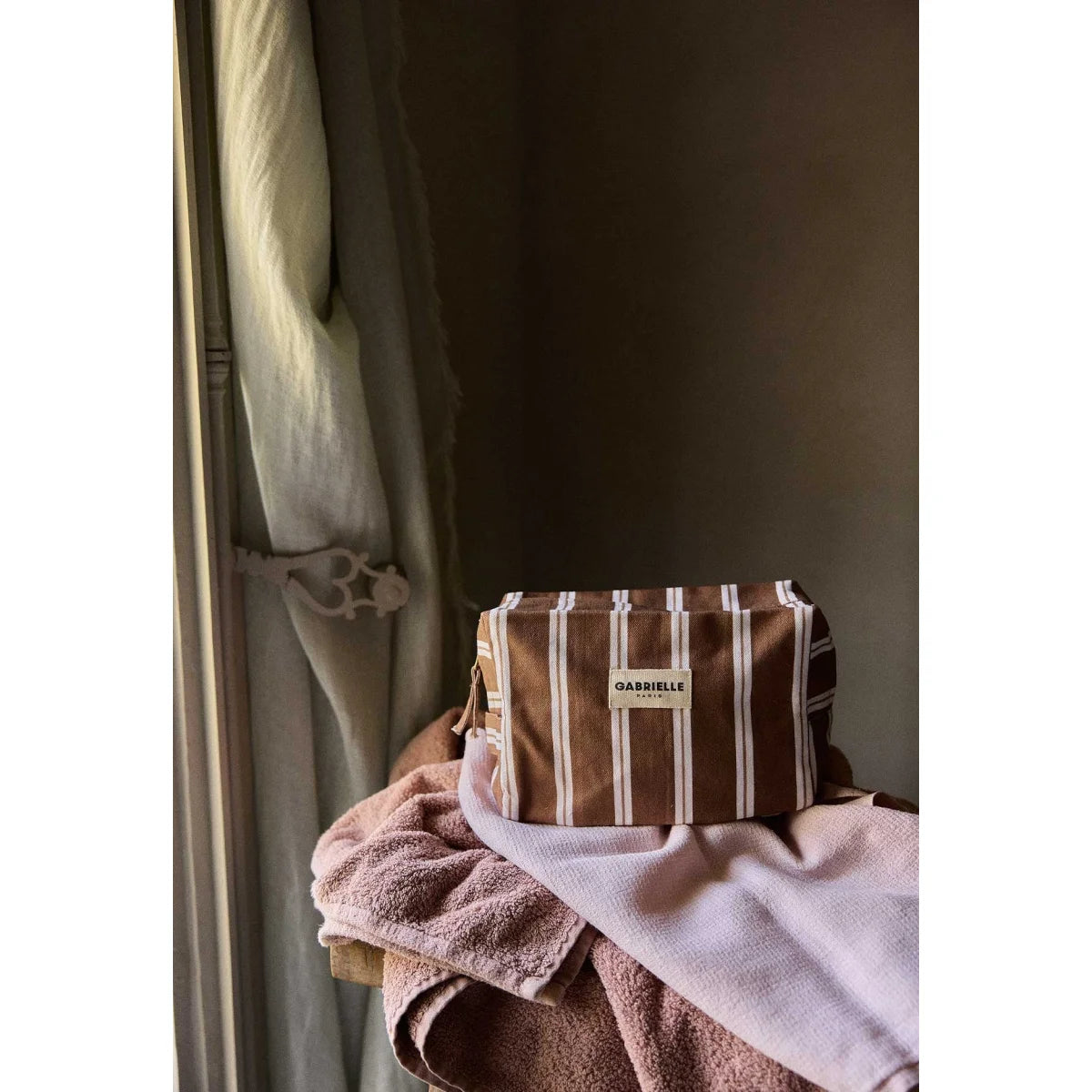 Braun-weiß gestreifte canvas toilettasche mit beige label gabrielle paris ideal für ökologische baby- & kinderprodukte
