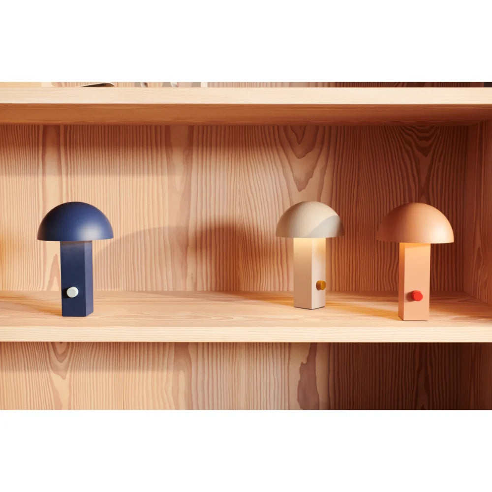 Drei pilzförmige Tischlampen Tragbare Lampe Hyppolite Sandy in Szene gesetzt