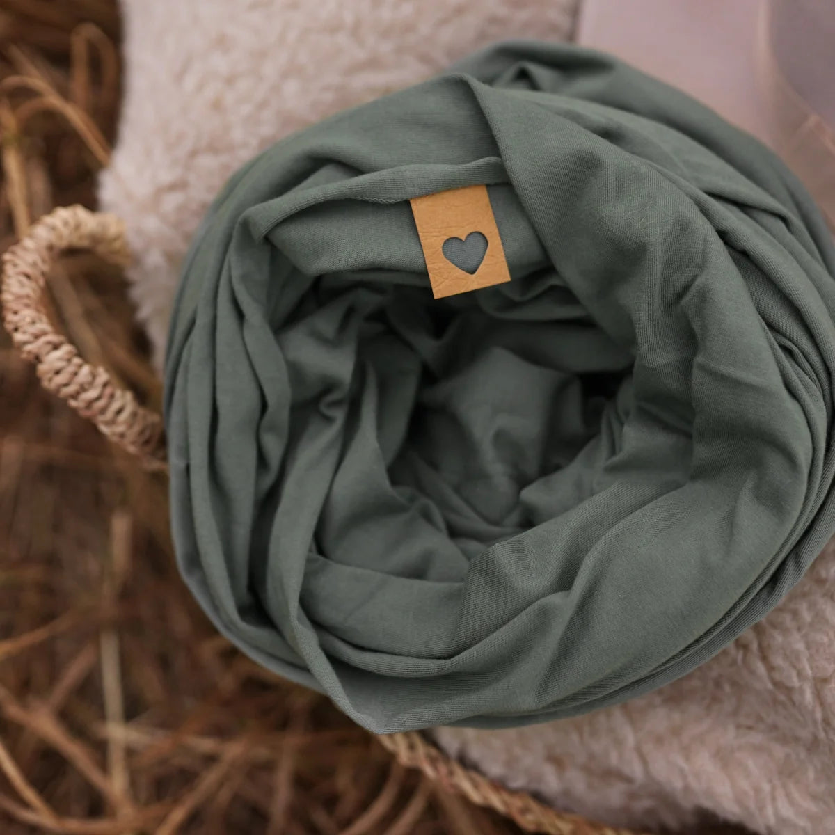 Sagegrüner Stoffwickel mit braunem Lederherzanhänger im Tragetuch Forrest Green