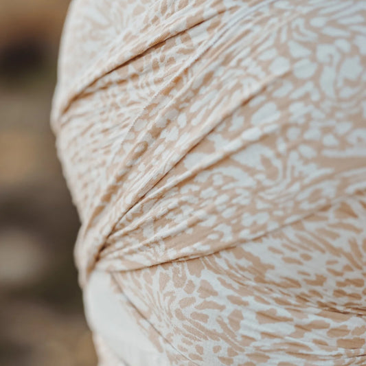 Beige und weiße gemusterte Stoffe mit gerafften Falten im Tragetuch Siena