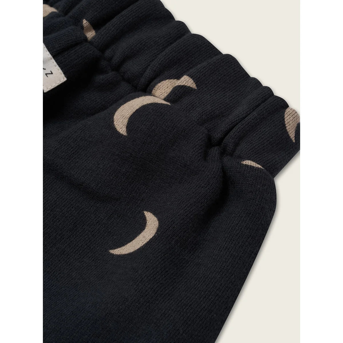 Schwarze elastische Traveller Pants mit hellbraunen Halbmondmustern