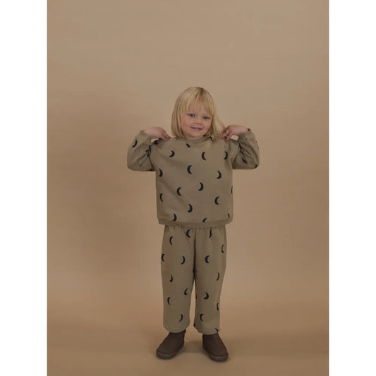 Kindermode Olivgrünes Zweiteiler-Loungewear mit schwarzen Halbmond-Motiven