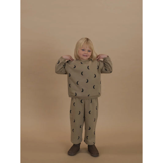 Kindermode Olivgrünes Zweiteiler-Loungewear mit schwarzen Halbmond-Motiven