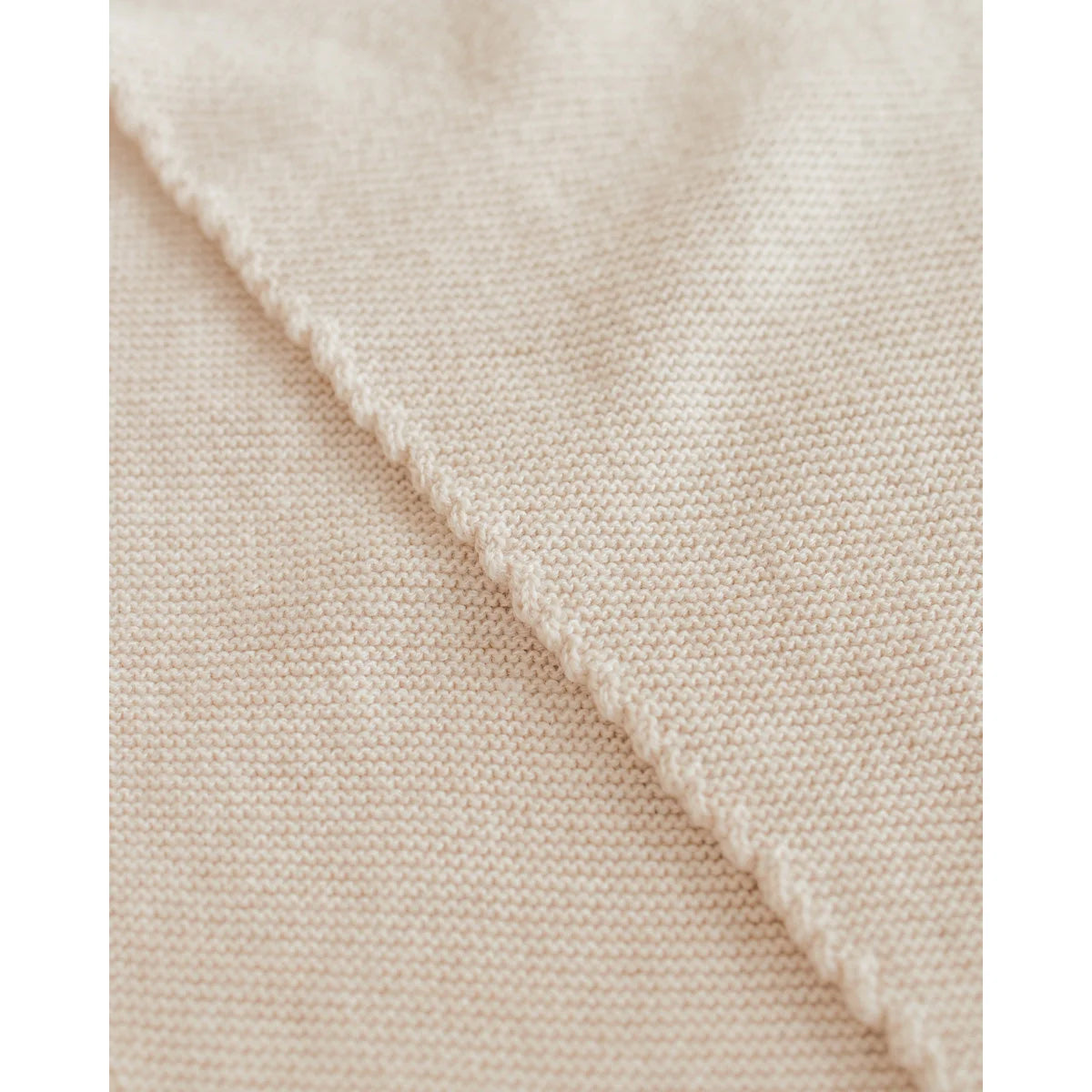 Nahaufnahme des hellbeigen Strickstoffs mit sichtbarem Stich für Triangle Schal Josephina Cream