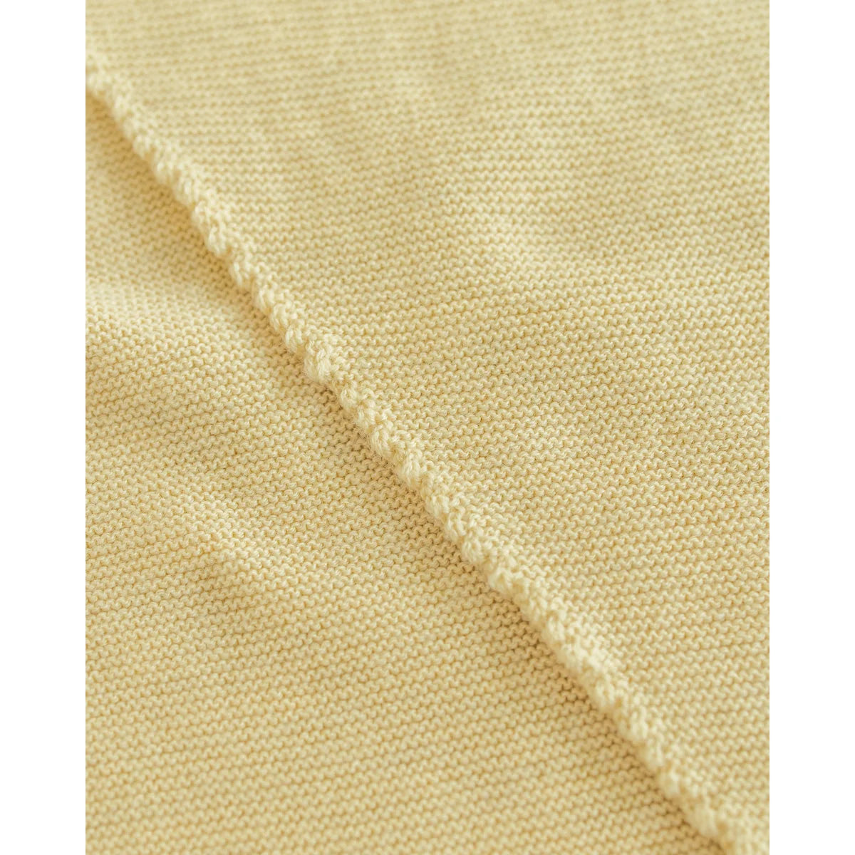 Helles gelbes gestricktes Stoffstück mit sichtbarem Naht beim Triangle Schal Josephina