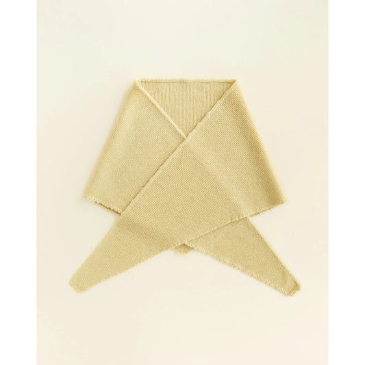 Leicht gelber gestrickter Schal mit strukturierter Rippung im Triangle Schal Josephina Design