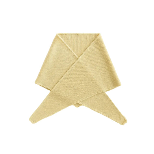 Leicht gelber gestrickter Schal mit strukturierter Rippung im Triangle Schal Josephina Design