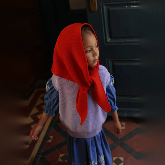 Enfant portant le foulard triangulaire rouge Josephina de Hvid