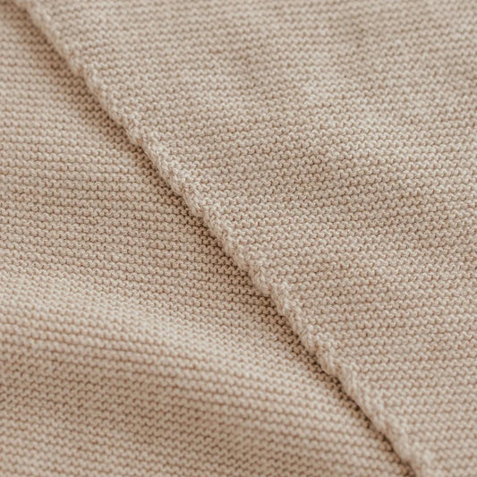Gros plan du tricot fin beige clair du Foulard triangle Josephina Sand