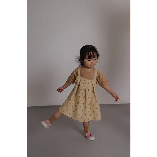 Kind auf Tribe Rock | Lavender Bloom in Beige-Kleid mit Baum-Muster