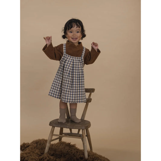 Kind aufwändig in Tribe Stripes Shoreline Gingham: braun-weiß kariertes Pinafore-Kleid über passendem Langarm-Top