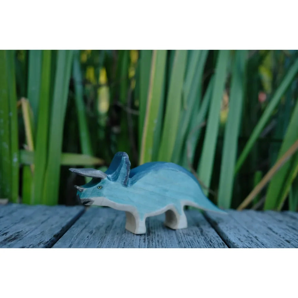 Blaue und weiße hölzerne Dinosaurier Spielzeug Triceratops | türkis