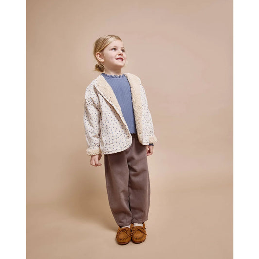 Junge Mädchen Outfit mit Taupe Twill Girly Pants