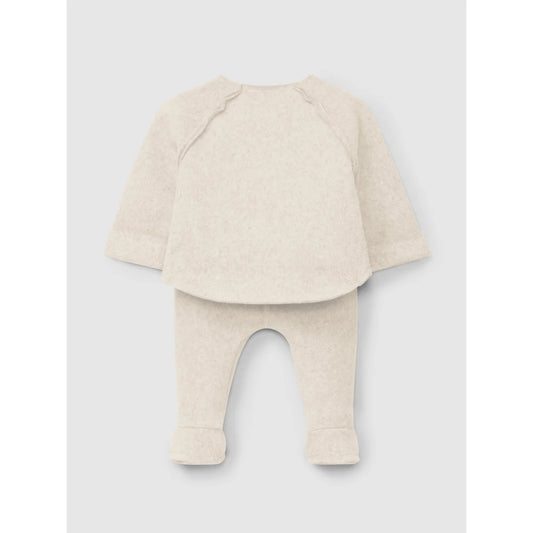Himmlisch cremfarbener Neugeborenen-Overall mit langärmligem Oberteil und Fußhosen