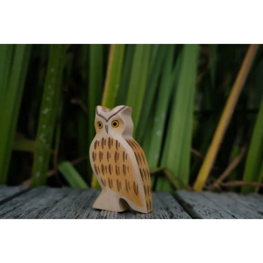 Helle Holz Eulenfigur mit braunen bemalten Markierungen für das Produkt Uhu