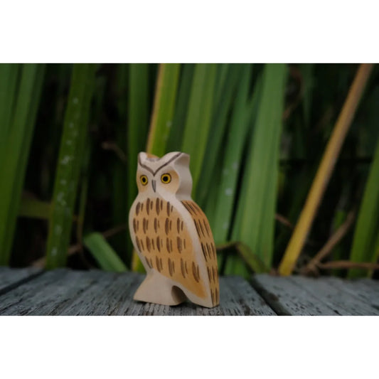 Helle Holz Eulenfigur mit braunen bemalten Markierungen für das Produkt Uhu