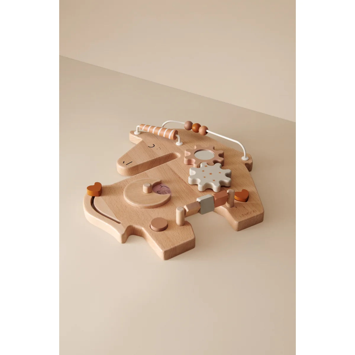 Holzpuzzletier in Form einer Kuh mit Zahnrädern und Perlen im Unicorn Play Board Carola