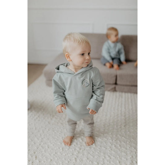 Kleinkind in hellgrüner Hoodie und hellen Leggings, Unisex Oversized Hoodie Peace